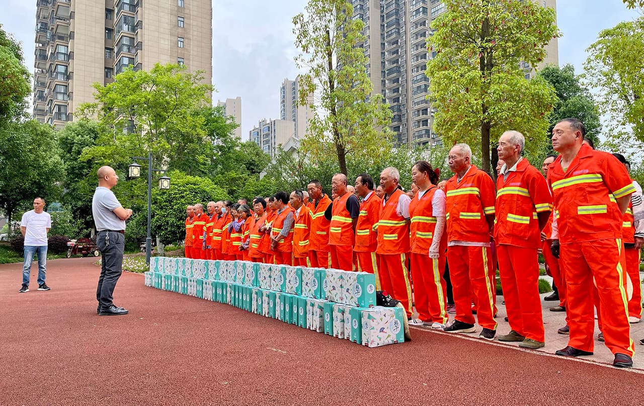 濃情端午 心系一線——湖北宜居環(huán)境管理公司開展端午節(jié)走訪慰問活動