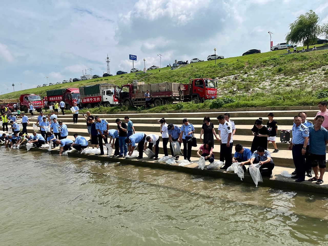 增殖放流護(hù)生態(tài) 護(hù)漁巡航共清波——天門市禁捕護(hù)漁隊參加增殖放流活動