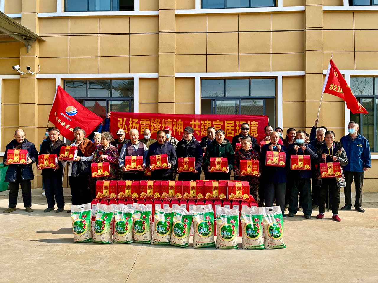 春風(fēng)拂面三月暖,雷鋒精神永傳承——湖北宜居環(huán)境管理公司開(kāi)展形式多樣的學(xué)雷鋒志愿服務(wù)活動(dòng)